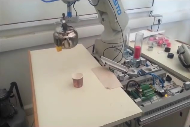 طلاب هندسة الحواسيب في جامعة دمشق يبرمجون روبوتاً يقوم بصب الشاي !